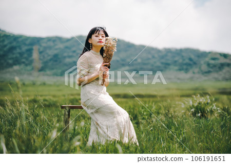 坐在草地椅子上的女人 坐在草地椅子上的女人 106191651