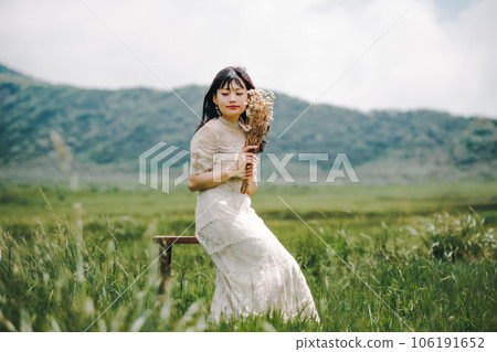 坐在草地椅子上的女人 坐在草地椅子上的女人 106191652