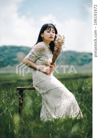 坐在草地椅子上的女人 坐在草地椅子上的女人 106191672