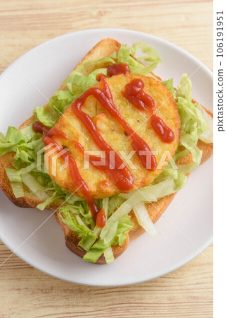 hashed potato toast 106191951
