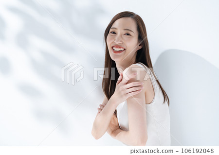女性美麗的陽光透過樹木 106192048