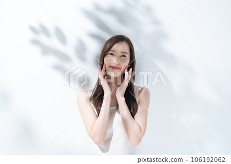 Female beauty sunshine filtering through trees Female beauty sunshine filtering through trees 106192062