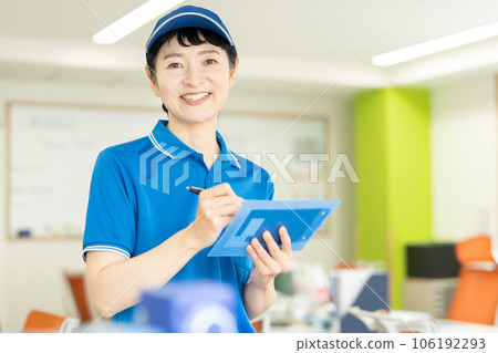 穿工作服的婦女 106192293