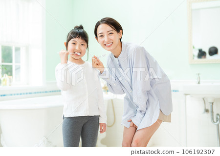 父母和孩子刷牙 106192307