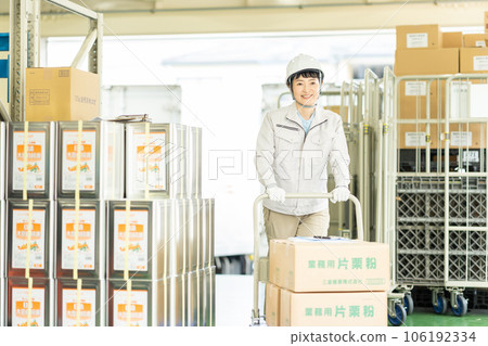 一名婦女在超市後院工作 106192334