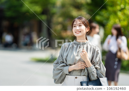 走在辦公室的女實業家 106192460