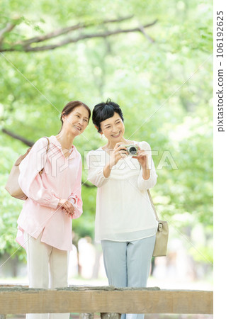 middle-aged woman travel camera middle-aged woman travel camera 106192625