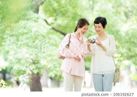 Middle woman with a camera 106192627