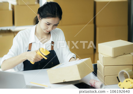 Scanning parcel barcode before shipment.. 106192640