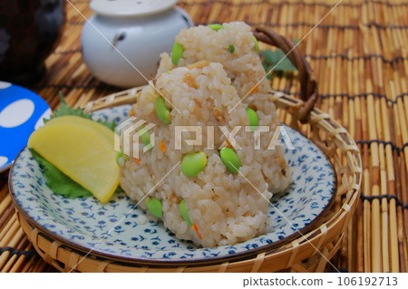 毛豆飯糰 籃子裡煮的米飯 毛豆飯糰 籃子裡煮的米飯 106192713
