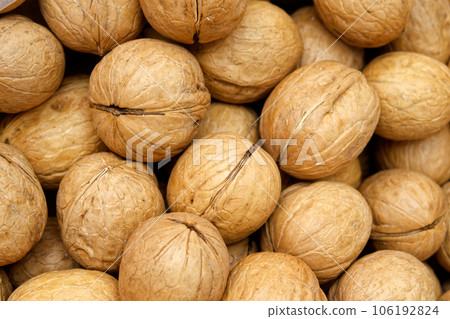 a lot of delicious pile of walnuts closeup       106192824