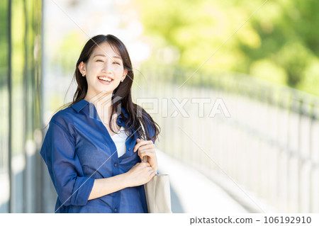 年輕女子在綠色中行走 106192910
