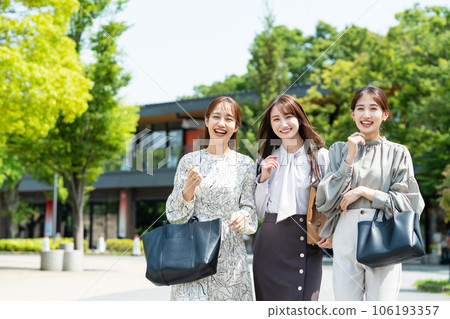 走在辦公室的女實業家 106193357