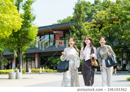 走在辦公室的女實業家 106193362
