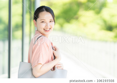 Young business woman walking with a smile 106193508
