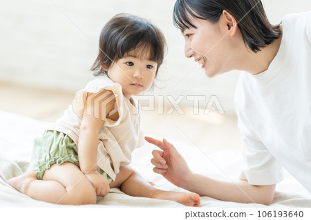 撫養年輕媽媽的嬰兒 撫養年輕媽媽的嬰兒 106193640