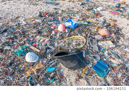 Marine debris washing up Plastic that is finely crushed into microplastics (environmental pollution image) Marine debris washing up Plastic that is finely crushed into microplastics (environmental pollution image) 106194231