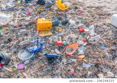 Marine debris washing up Plastic that is finely crushed into microplastics (environmental pollution image) 106194235