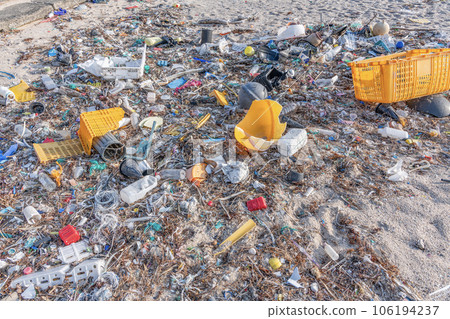 Marine debris washing up Plastic that is finely crushed into microplastics (environmental pollution image) Marine debris washing up Plastic that is finely crushed into microplastics (environmental pollution image) 106194237