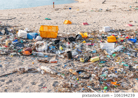 Marine debris washing up Plastic that is finely crushed into microplastics (environmental pollution image) 106194239