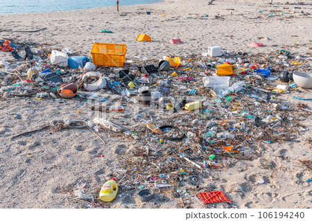 海洋垃圾被沖走 塑料被細碎成微塑料(環境污染圖片) 海洋垃圾被沖走 塑料被細碎成微塑料(環境污染圖片) 106194240