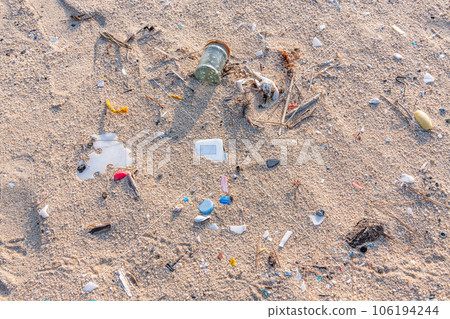 Marine debris washing up Plastic that is finely crushed into microplastics (environmental pollution image) Marine debris washing up Plastic that is finely crushed into microplastics (environmental pollution image) 106194244