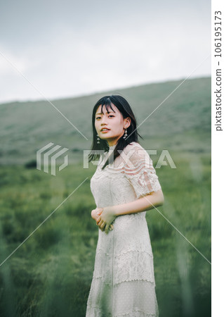 草地和白色連衣裙的女人 草地和白色連衣裙的女人 106195173