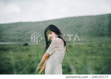 草地和白色連衣裙的女人 106195177