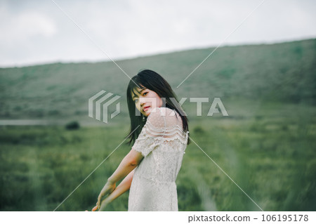 草地和白色連衣裙的女人 106195178