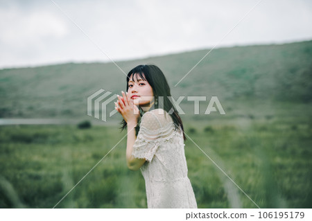 草地和白色連衣裙的女人 106195179
