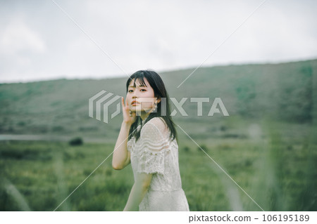 草地和白色連衣裙的女人 106195189