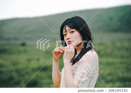 草地和白色連衣裙的女人 106195191