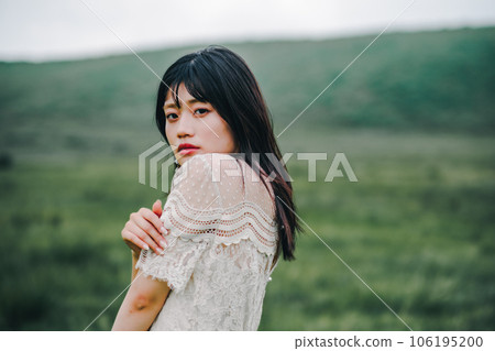 草地和白色連衣裙的女人 草地和白色連衣裙的女人 106195200