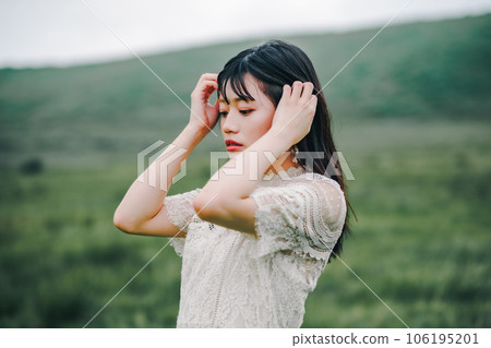 草地和白色連衣裙的女人 草地和白色連衣裙的女人 106195201