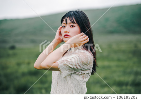 草地和白色連衣裙的女人 106195202