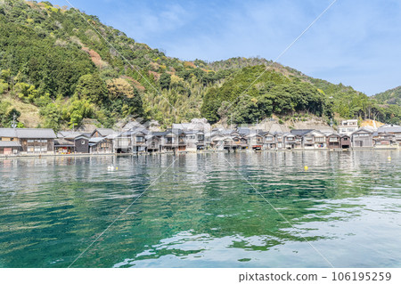 京都府伊根町，歷史悠久的街道，春天櫻花盛開的伊根船屋，是著名的旅遊勝地 106195259