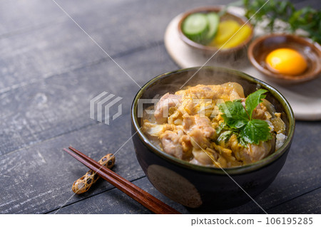 Oyakodon Making a hot oyakodon (with miso soup) (furita background) Oyakodon Making a hot oyakodon (with miso soup) (furita background) 106195285