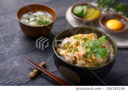 Oyakodon Making a hot oyakodon (with miso soup) (furita background) Oyakodon Making a hot oyakodon (with miso soup) (furita background) 106195286