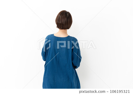 年輕女子休閒時尚後視圖 年輕女子休閒時尚後視圖 106195321