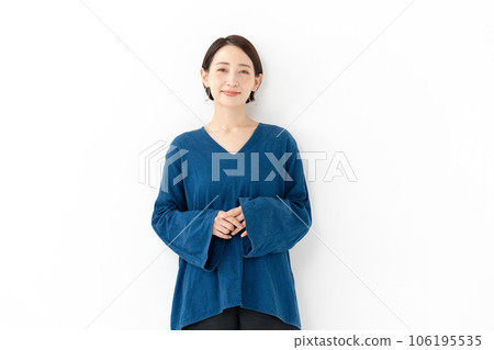 Middle-aged woman looking at the camera Casual fashion 106195535