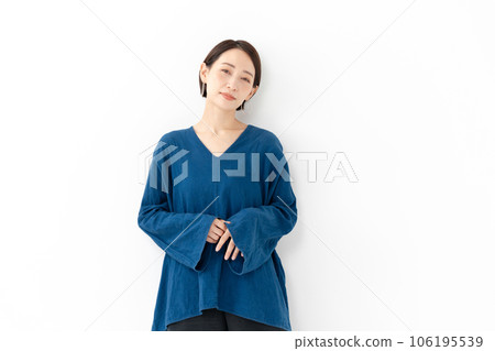 看著鏡頭的中年婦女休閒時尚 看著鏡頭的中年婦女休閒時尚 106195539