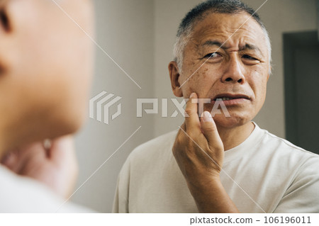 患有皮膚問題的老人 106196011