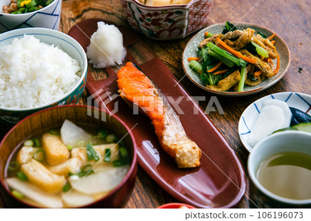 Homely Japanese set meal of grilled salmon (rice, miso soup, natto, pickles, cold tofu, small bowl) 106196073
