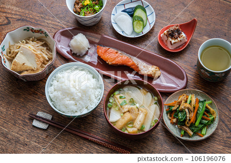 家常日式烤三文魚套餐（米飯、味噌湯、納豆、泡菜、冷豆腐、小碗） 106196076