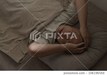 難以入睡的男性 / 身體不適的男性 難以入睡的男性 / 身體不適的男性 106196568