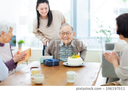 慶祝祖父的三代家庭孫子 106197011