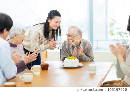 慶祝祖父的三代家庭孫子 106197016