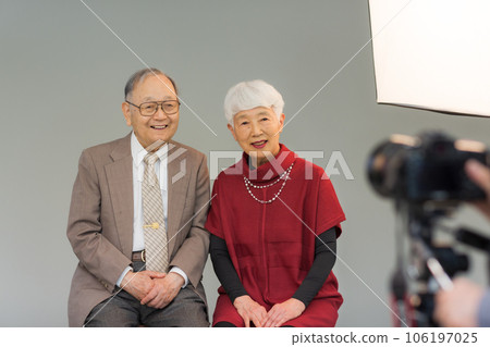 Senior couple commemorative photo shoot Senior couple commemorative photo shoot 106197025