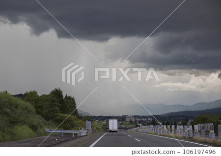 Boundary of torrential rain that appeared while driving on the highway, near Shiozawa Ishiuchi on the Kanetsu Expressway Boundary of torrential rain that appeared while driving on the highway, near Shiozawa Ishiuchi on the Kanetsu Expressway 106197496
