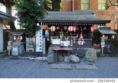 Scenery of Umemaru Daijinja Shrine and Wayu Inari Shrine in the precincts of Sugawarain Tenmangu Shrine in Kyoto 106198448